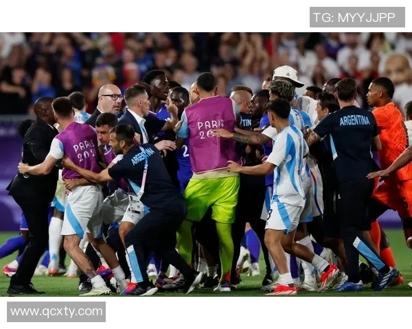 冲突升级!浓眉与教练发生激烈争执